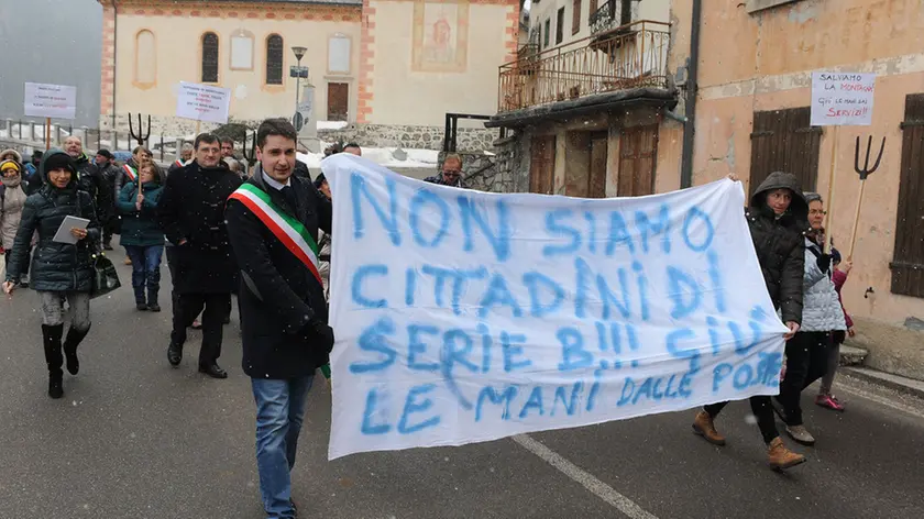 a zoldo alto manifestazione di protesta contro la chiusura dell'ufficio postale