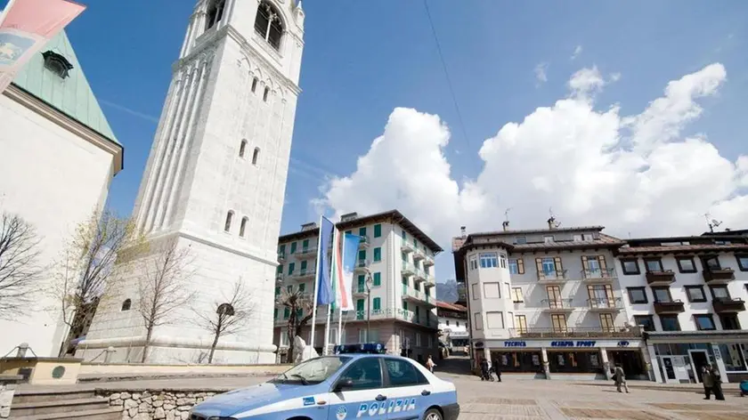 Cortina, 26 Aprile 2010. Marco Da Pozzo, guida alpina e membro del Gruppo alpinistico degli "Scoiattoli", Ã¨ morto oggi sul campanile della Chiesa di Cortina d'Ampezzo metre svolgeva alcuni lavori di manutenzione - Una volante della polizia sotto il campanile