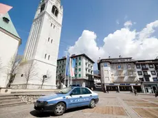 Cortina, 26 Aprile 2010. Marco Da Pozzo, guida alpina e membro del Gruppo alpinistico degli "Scoiattoli", Ã¨ morto oggi sul campanile della Chiesa di Cortina d'Ampezzo metre svolgeva alcuni lavori di manutenzione - Una volante della polizia sotto il campanile