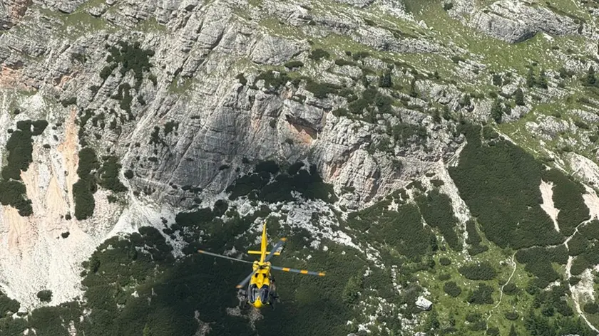 L'elicottero del Suem durante l'intervento di soccorso sulla ferrata Lipella a Cortina (Foto soccorso alpino)