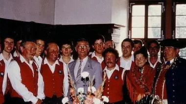 Il coro fodom a Karlstadt nel 1985 con l’allora sindaco della città
