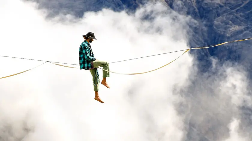 Lo spettacolo di circo alpinismo "Au bout des doigts" (foto di Francesco Mattucci)
