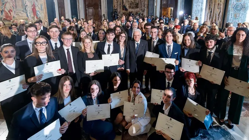 Foto di gruppo dei giovani studenti premiati da Mattarella