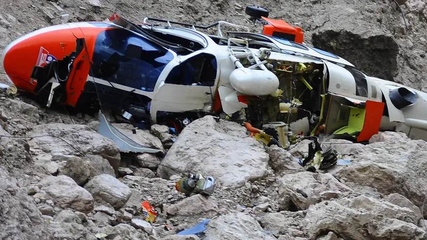 Un'immagine d'archivio che mostra un elicottero del 118 precipitato il 22 agosto 2009 sul Monte Cristallo, nel bellunese. Oggi, 09 ottobre 2011, un elicottero del 118 e' caduto nella zona di Mineo, nel Catanese, lo si apprende da fonti investigative. Il velivolo sarebbe caduto dopo un urto con delle pale eoliche. Sul posto per soccorsi e rilievi si stanno recando vigili del fuoco, polizia e carabinieri. ANSA