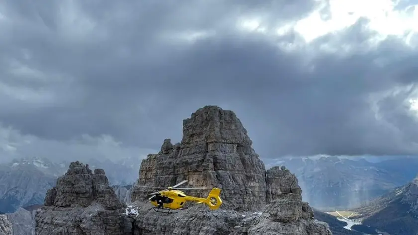 Un intervento dell'elicottero del Suem sulle Tre Cime di Lavaredo