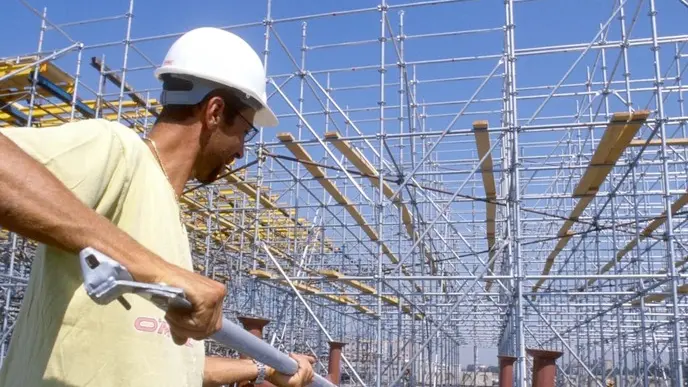 LAVORI EDILI, CANTIERE OPERAIO CON CASCHETTO