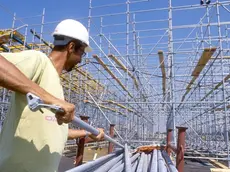 LAVORI EDILI, CANTIERE OPERAIO CON CASCHETTO
