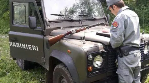 Carabiniere forestale impegnato in un controllo