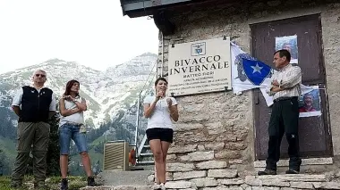 La cerimonia al rifugio Boz e a sinistra Matteo Fiori