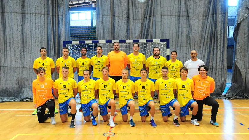 Foto di gruppo per la Pallamano Belluno