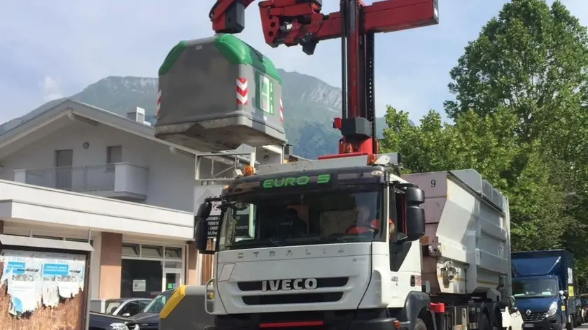 La raccolta con un camion di Bellunum