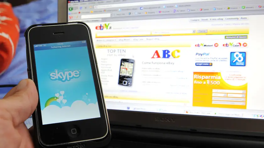 20090901 - PISA - FIN - EBAY: CEDE 65% SKYPE A INVESTITORI PRIVATI PER 1,9 MLD. Un telefonino sincronizzato con Skype e un computer su Ebay oggi 1 Settembre 2009. La cordata di investitori che ha siglato l'accordo per rilevare il 65% di Skype e' guidata da Silver Lake, Index Ventures, Andreessen Horowitz e Canada Pension Plan Investment Board. ''Siamo estremamente fortunati a poter contare su investimenti da parte di un gruppo di esperienza e di talento'' afferma in una nota l'amministratore delegato di Skype, Josh Silverman. ''Si tratta di un gruppo di investitori veterani dell'industria tecnologica. Con il loro know-how Skype e' posizionata verso una nuova fase di crescita'' aggiunge Silverman. ANSA/FRANCO SILVI/i51