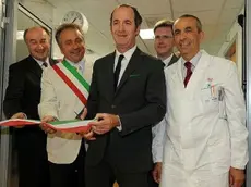 Il presidente Luca Zaia taglia il nastro nel reparto di gastroenterologia