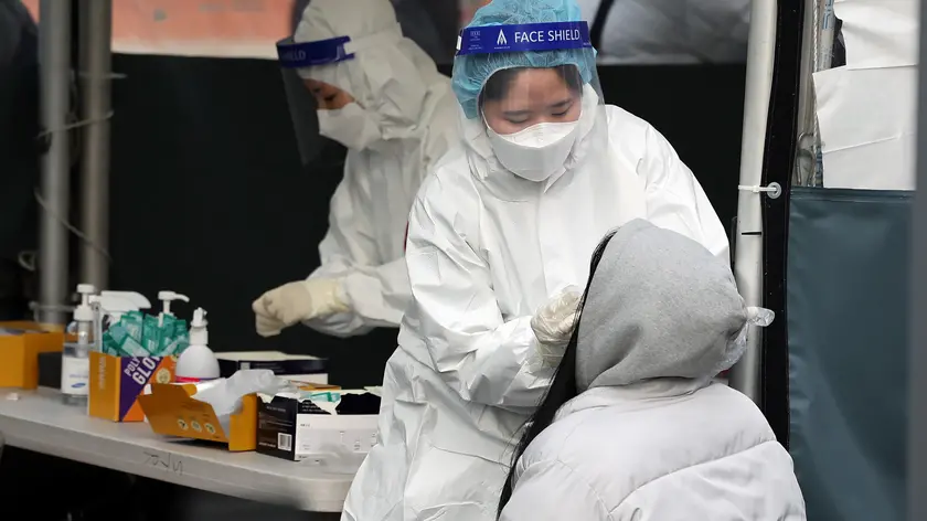 epa09751470 Medical workers carry out rapid antigen tests at a COVID-19 testing station in Seoul, South Korea, 13 February 2022. South Korea recorded a daily high of 56,431 new Covid-19 infections. EPA/YONHAP SOUTH KOREA OUT