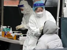 epa09751470 Medical workers carry out rapid antigen tests at a COVID-19 testing station in Seoul, South Korea, 13 February 2022. South Korea recorded a daily high of 56,431 new Covid-19 infections. EPA/YONHAP SOUTH KOREA OUT