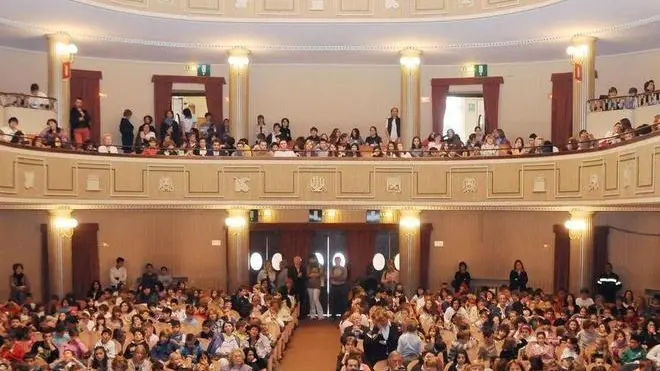 In teatro comunale premiazione del concorso per le scuole 'Lettura e pensiero' - Il Teatro Comunale di Belluno la cui gestione e' oggetto di un'aspra polemica