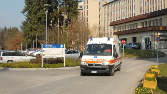 Belluno, 15 marzo 2007. Feltre, un'ambulanza esce dal pronto soccorso dell'ospedale.