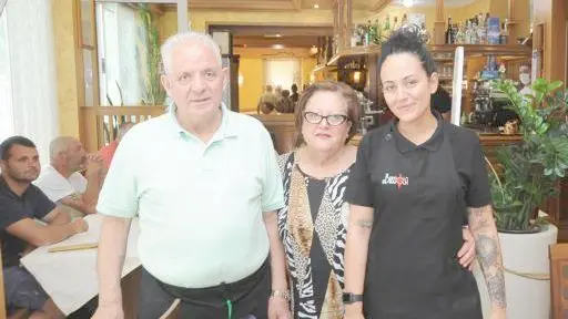 Antonio Acampora con la moglie Tina e la figlia Ilenia (foto pre Covid)