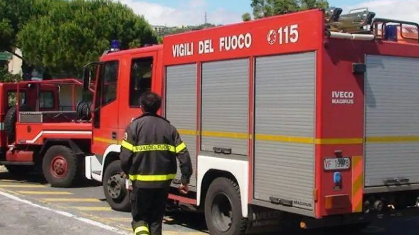 Mezzi dei vigili del fuoco durante una ricerca di persona scomparsa