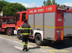 Mezzi dei vigili del fuoco durante una ricerca di persona scomparsa