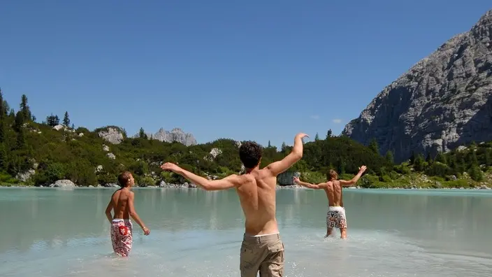 Cortina D'Ampezzo, 16 luglio 2007. Il lago Sorapìss sotto l'omonimo monte a m 2000.