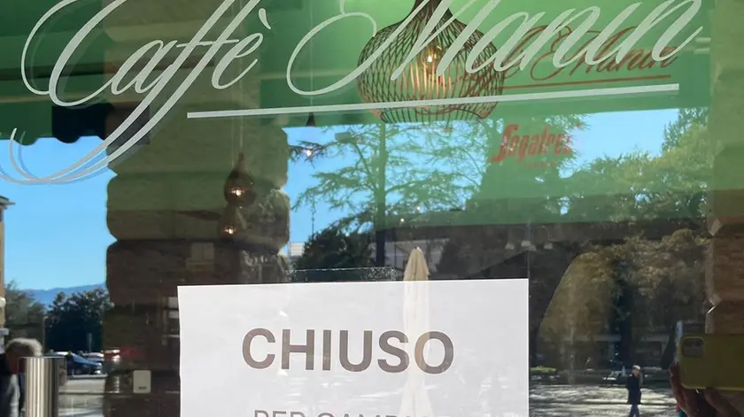 Il cartello sulla porta del Caffè Manin