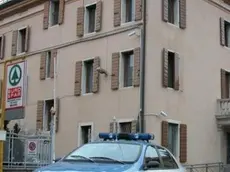 Una volante della polizia davanti alla questura di Belluno