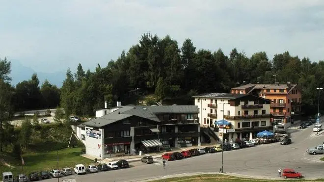Belluno, 20 agosto 2009. Nevegal, il percorso in salita per la Casera sarà terreno di cronometro per il Giro d'italia 2011. Nella foto il piazzale Nevegal.Il piazzale del Nevegal, la tappa del Giro andrebbe da piazza Martiri alla Casera