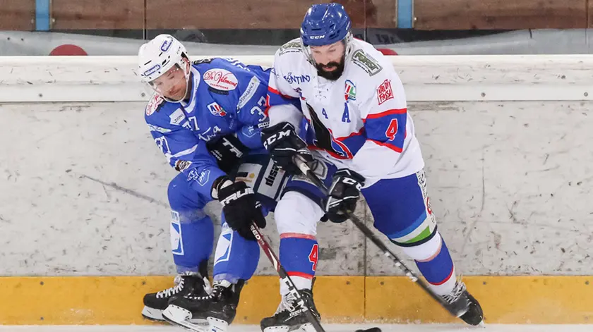 Phil Pietroniro vs Diego Iori - Alps Hockey League - Cortina vs Fassa - Cortina d'Ampeezo - Da Rin - Perona