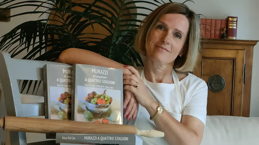 Rosa Da Cas con il suo ultimo libro di ricette