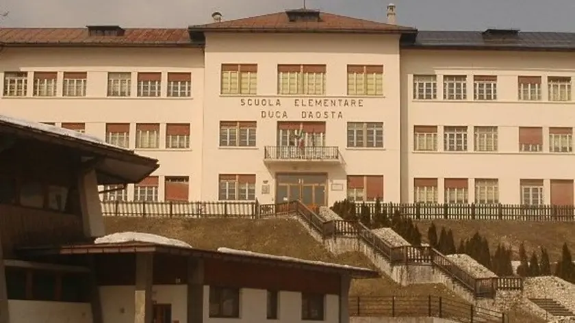 Cortina d'Ampezzo, inverno 2006. Polo Scolastico Valboite. Il campus riunisce in un unico punto della cittadina tutte le scuole della conca d'ampezzo: Istiututo d'arte, liceo scientifico, Istituto alberghiero, media inferiore e scuole elementari.