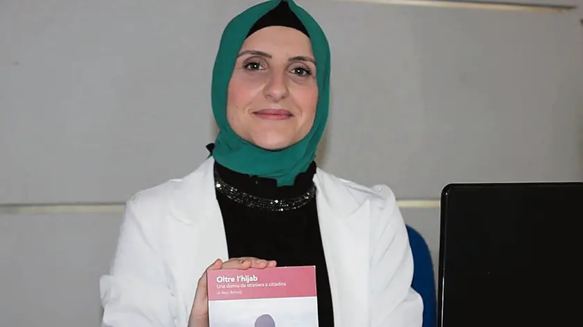 La longaronese Assia Belhadj con il libro che ha scritto