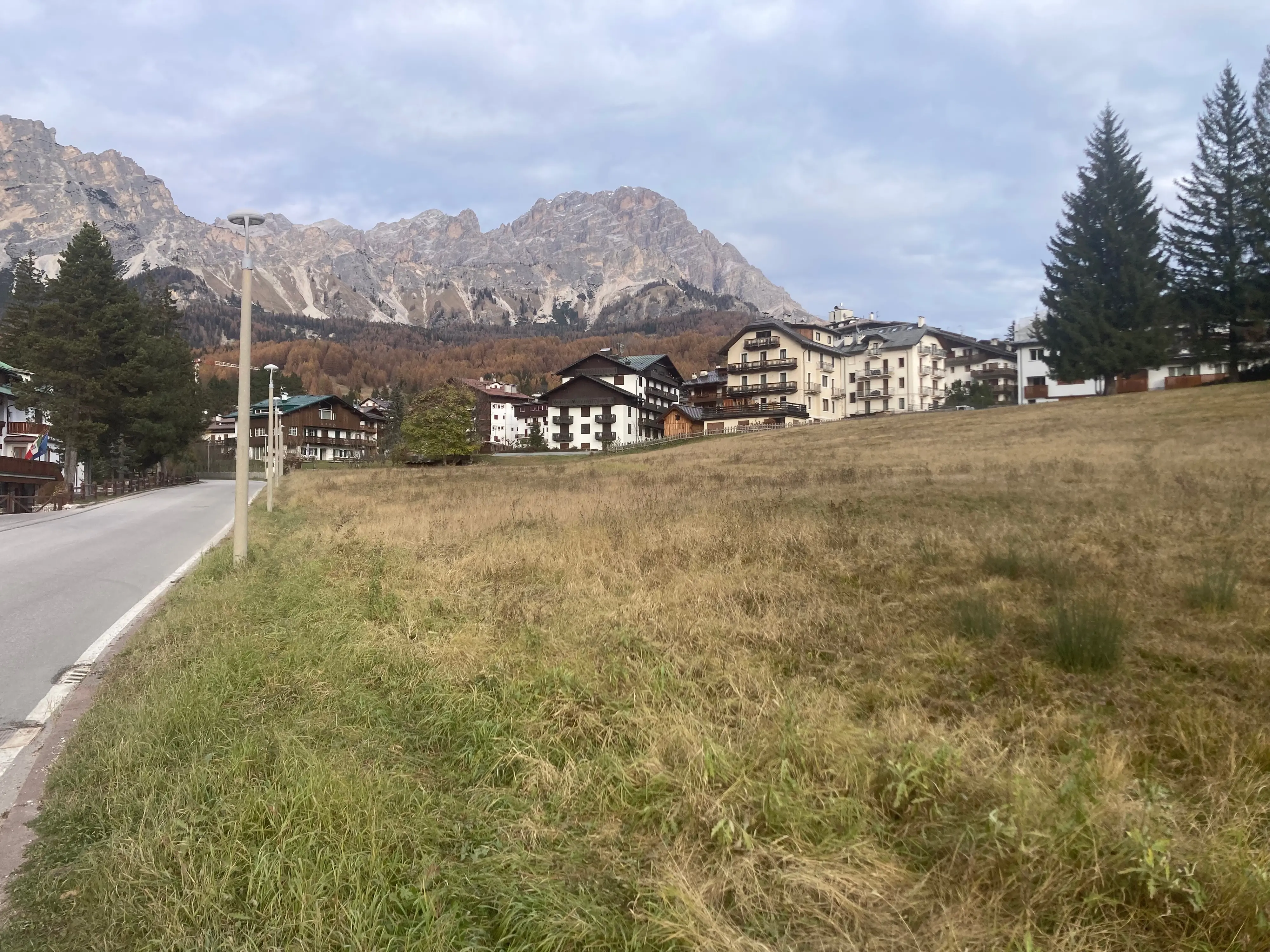 L'area davanti a Villa Marina a Cortina dove sarà realizzato un parcheggio temporaneo