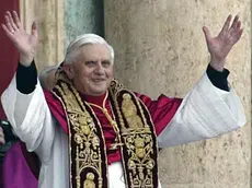 20050419 - CITTA' DEL VATICANO - CRO : ELETTO PAPA: BENEDETTO XVI, IL SIGNORE CI AIUTERA' Papa Benedetto XVIIl, il tedesco Joseph Ratzinger, alla sua prima apparizione sulla Loggia delle benedizioni della Basilica di San Pietro, subito dopo l'elezione. GIUSEPPE GIGLIA / ANSA / PAL