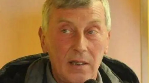 Alla presenza delle autorità bellunesi vengono inaugurati gli spogliatoi del campo sportivo di salce - Il presidente della Comunita' montana Belluno Ponte nelle Alpi Giorgio De Bona A destra i nuovi spogliatoi di Salce