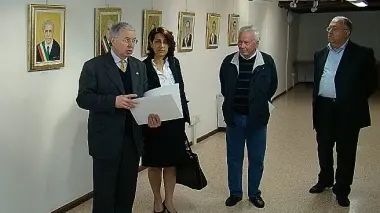L’apertura della mostra ieri mattina A destra il ritratto di Pietro Slongo