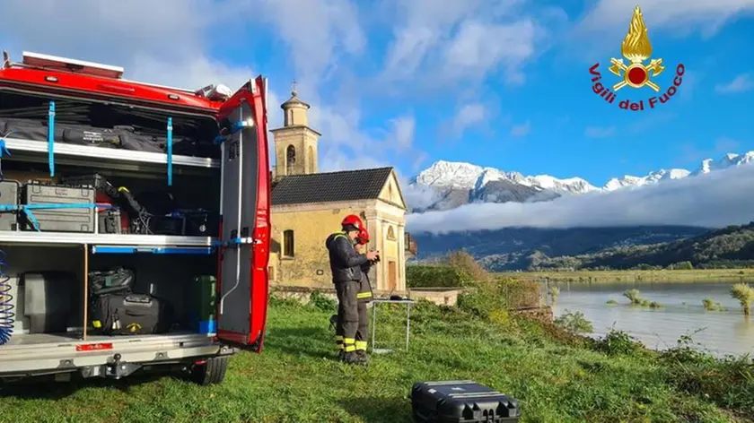 I vigili del fuoco con la strumentazione per scandagliare il lago