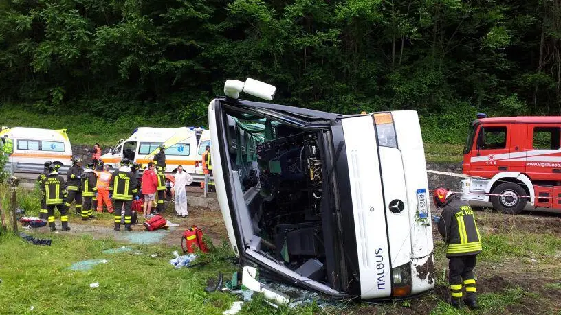 Vigili del fuoco impegnati nelle operazioni di soccorso al pullman che si è ribaltato a Carpen, una frazione di Feltre, 29 maggio 2014. Sarebbero alcune decine i bambini rimasti feriti nell'incidente, due di loro e un accompagnatore sono gravi. ANSA/UFFICIO STAMPA VIGILI DEL FUOCO ++ NO SALES, EDITORIAL USE ONLY ++