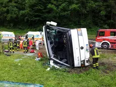 Vigili del fuoco impegnati nelle operazioni di soccorso al pullman che si è ribaltato a Carpen, una frazione di Feltre, 29 maggio 2014. Sarebbero alcune decine i bambini rimasti feriti nell'incidente, due di loro e un accompagnatore sono gravi. ANSA/UFFICIO STAMPA VIGILI DEL FUOCO ++ NO SALES, EDITORIAL USE ONLY ++