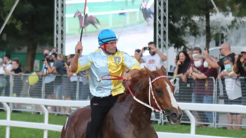 Adrian Topalli con la casacca del Castello. Quest’anno il fantino di Fucecchio correrà per Santo Stefano