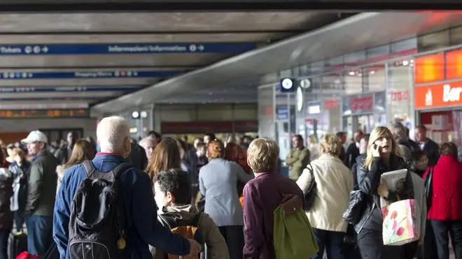 Viaggiatori in coda alla stazione Termini, Roma, 21 ottobre 2011. La congestione del traffico ferroviario e' dovuta allo sciopero del personale, previsto dalle 9 alle 17, per una protesta dei sindacati di categoria . ANSA/CLAUDIO PERI