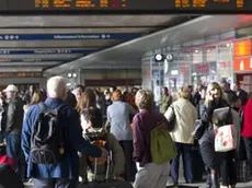 Viaggiatori in coda alla stazione Termini, Roma, 21 ottobre 2011. La congestione del traffico ferroviario e' dovuta allo sciopero del personale, previsto dalle 9 alle 17, per una protesta dei sindacati di categoria . ANSA/CLAUDIO PERI