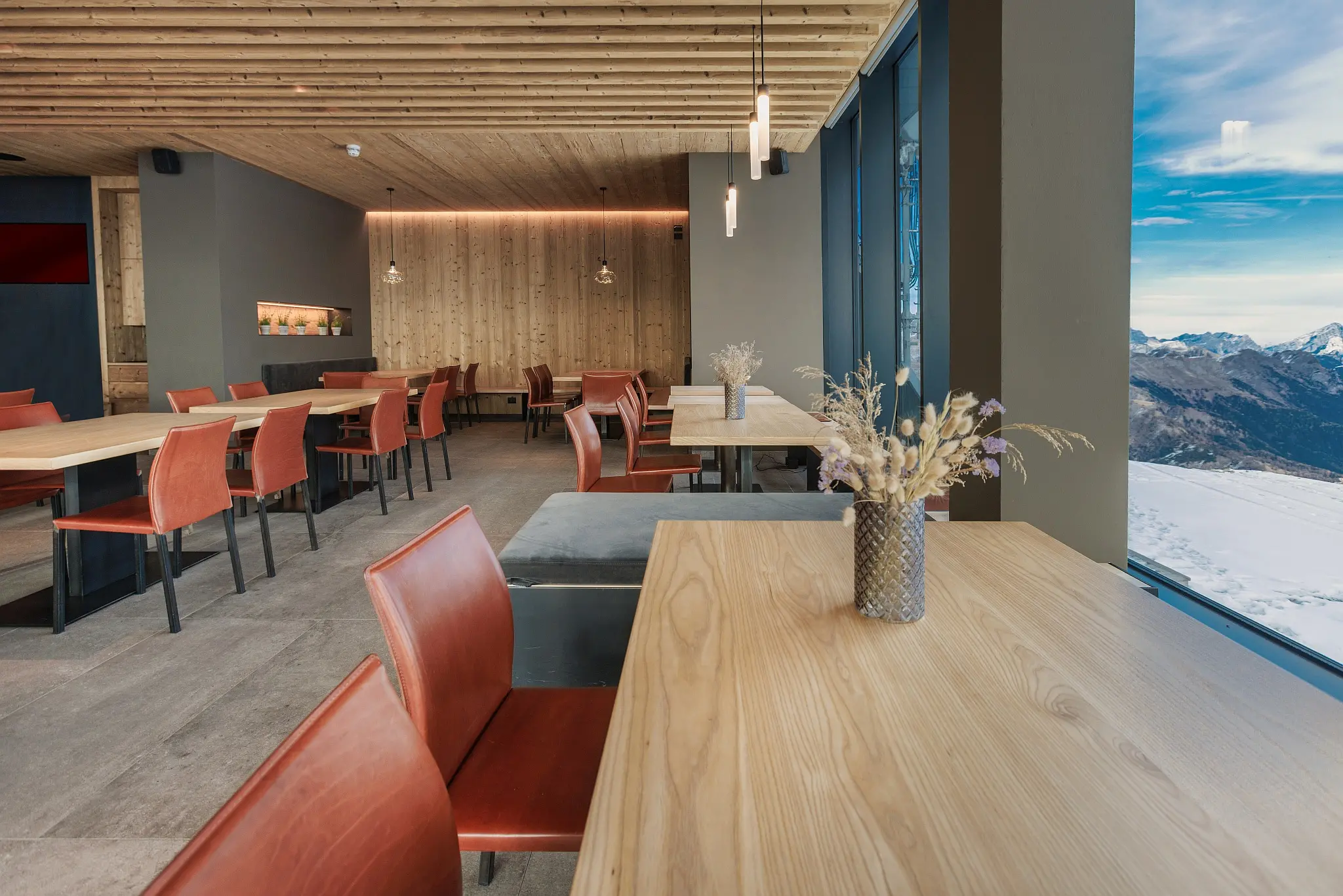 Un interno di InAlto, il nuovo ristorante d'autore nella ski area San Pellegrino Falcade