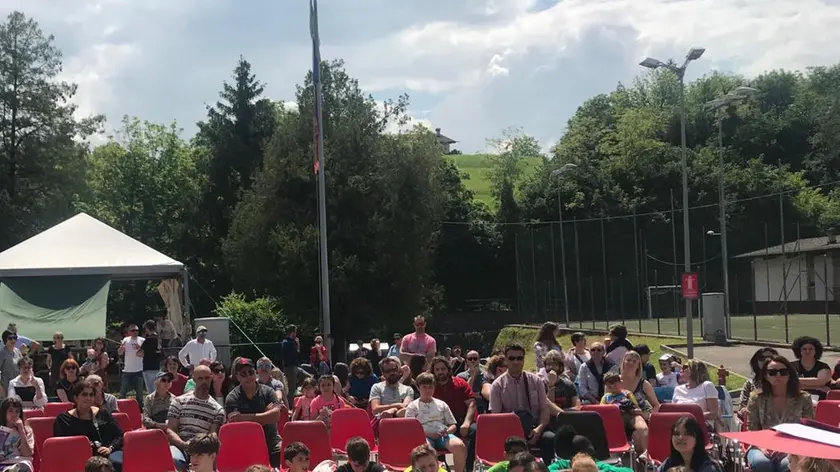 La festa alla scuola media di Canevoi di Ponte nelle Alpi per la consegna del patentino per lo smartphone