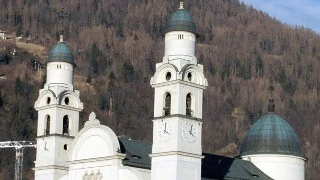 Agordo gennaio 2005, chiesa.Una veduta del centro di Agordo dove oggi si terra' la cerimonia inaugurale di Alpe Adria