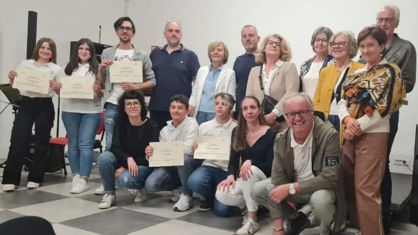 Alunni premiati, promotori del gruppo Amici di sempre e insegnanti alla consegna delle borse di studio a Limana