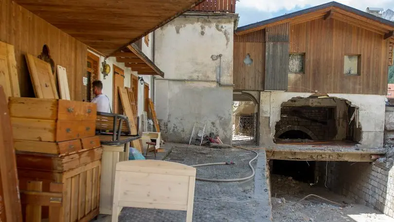 La paurosa "bocca" spalancata dalla bomba d'acqua in una casa (foto Lapresse)