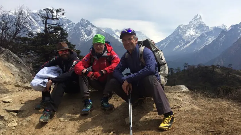 Marco Sala (a destra) in un momento di riposo durante la risalita del Lhotse