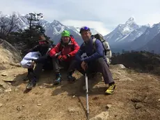 Marco Sala (a destra) in un momento di riposo durante la risalita del Lhotse