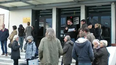 A destra il sit-in di ieri pomeriggio per salvare i libri della Cmf e contro l’ipotesi di licenziamenti Sotto l’ingresso della biblioteca le porte saranno chiuse dal 2011